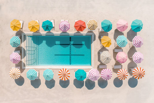 zwembad met kleurrijke parasols - plexiglas schilderij
